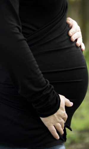 těhotenský zavinovací svetr černý, detail bříška