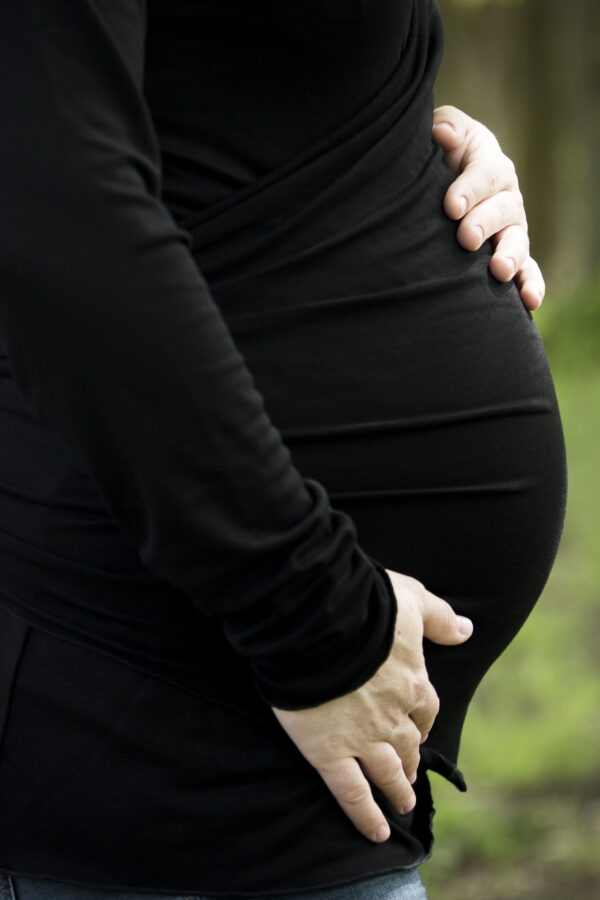 těhotenský zavinovací svetr černý, detail bříška
