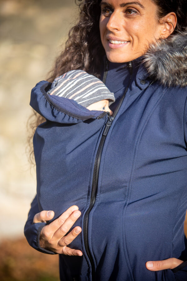 detail přední části nosicího softshellového kabátu Angel Wings pro nošení miminka v šátku či nosítku na břiše