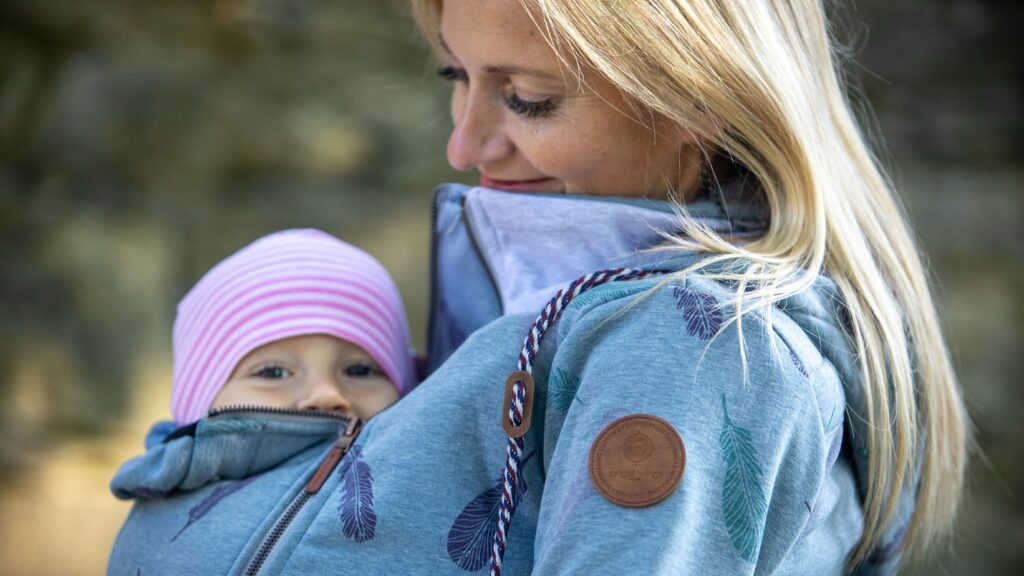 nosicí mikina pro babywearing nošení dětí, holčička s maminkou