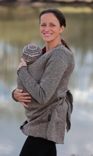 Maminka s miminkem v zavinovacím nosicím svetru Angel Wings v hnědém melíru, ideální na nošení dětí v šátku nebo nosítku.