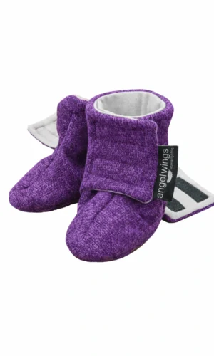 pár dětských capáčků - válenek fialové barvy