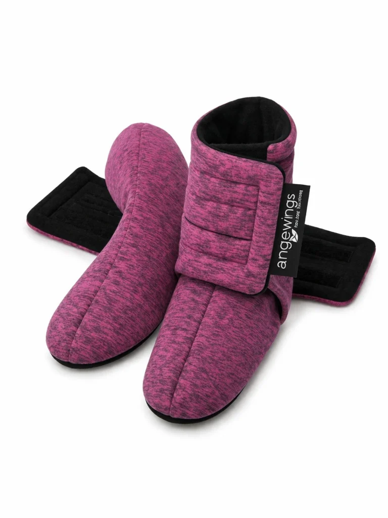 pár dětských fleecových capáčků - válenek tmavě růžové barvy